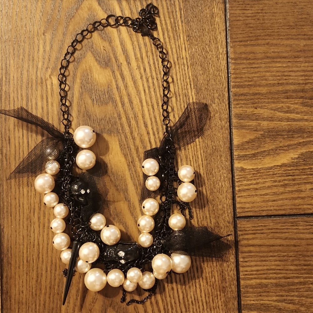 Hot Topic black lace necklace with pearls